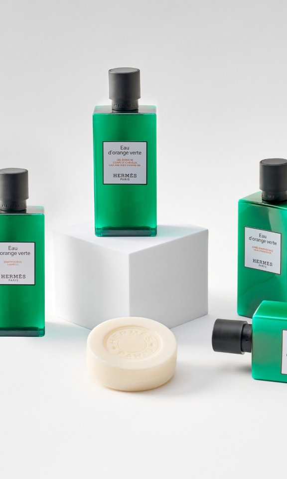 Hermès-Eau-de-Orange-Verte-Shampoo-doccia,-Balsamo,-Crema-corpo,-Sapone-su-vassoio-mobile